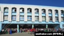 Aşgabadyň orta mekdebi, 1-nji sentýabr, 2012. 