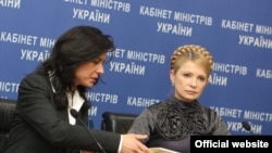 Во имя борьбы с Юлией Тимошенко (справа) украинским политикам не жаль упустить 12 миллиардов долларов от МВФ (представитель миссии фонда в Киеве Джейла Пазарбазиоглу — слева) 