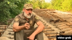 Едуард – звільнився, але згодом знову повернувся в ЗСУ. Зараз він головний старшина