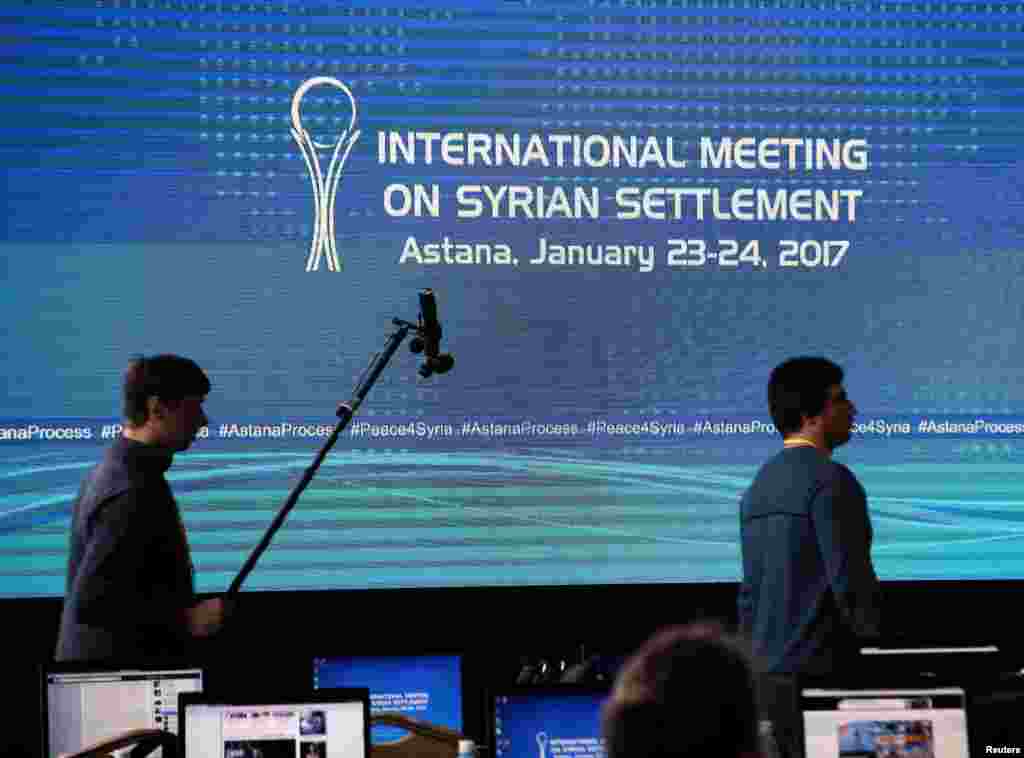 Монитор, установленный в пресс-центре для журналистов. Переговоры проходят в здании, расположенном напротив пресс-центра.