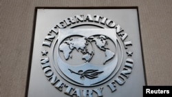 Эмблема МВФ на сядзібе арганізацыі ў Вашынгтоне. Архіўнае фота