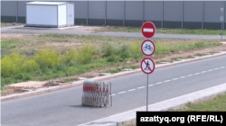 Жұрт арасында "президенттің арнайы трассасы" аталып кеткен жолмен жүруге шектеу салған белгілер. Астана, 10 маусым, 2025 жыл