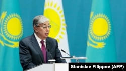 Президент Казахстана Касым-Жомарт Токаев во время съезда партии "Нур Отан" в Нур-Султане, 23 апреля 2019 года. 