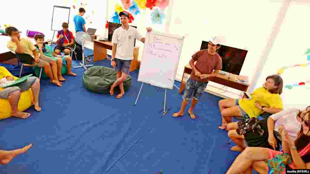 &quot;Сәләт&quot;тә &quot;Фәрхәт белән Фәрхәд&quot;, Ислам Вәлиев белән Байбулат Батулланың сәлкешләр белән очрашуы&nbsp;