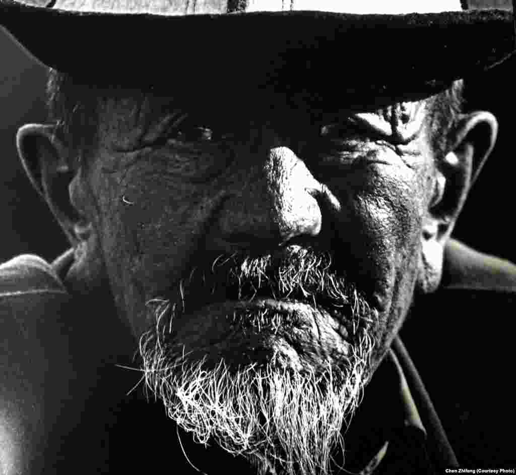 Сүрөтчү кытайлык кыргыздардын жашоо-тиричилигин, маданиятын жана тарыхын чагылдырган.