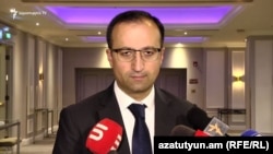 Առողջապահության նախարար Արսեն Թորոսյանը զրուցում է լրագրողների հետ, արխիվ