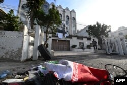 2024-cü il dekabrın 9-da prezident Bəşər Əsədin devrilməsindən bir gün sonra İslam Respublikasının Dəməşqdəki səfirliyi qarşısında İran bayrağı.