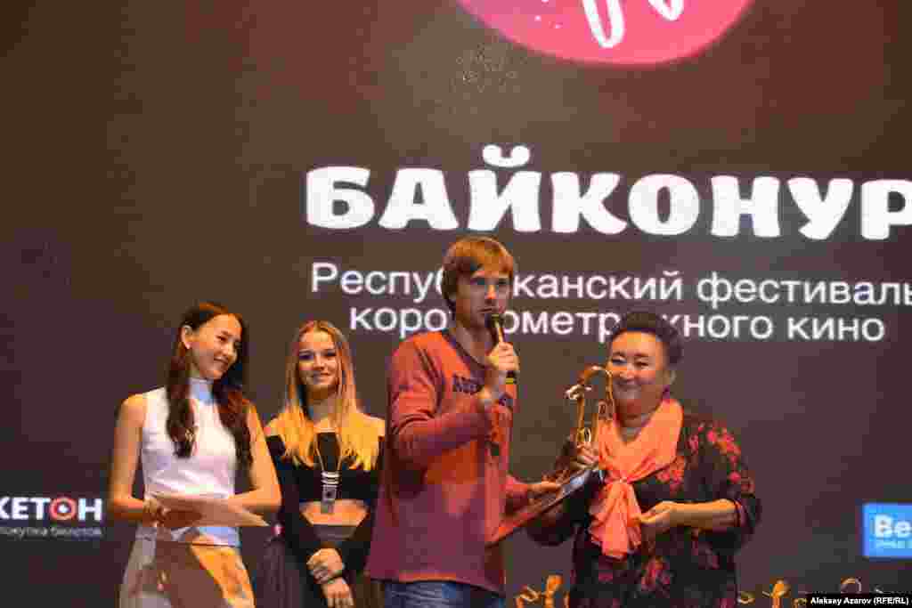 Журналист Роман Жуков написал первый сценарий в своей жизни для фильма &laquo;Хлоп-топ&raquo; об актере, подрабатывающем Дедом Морозом на новогодних утренниках. Однажды тот, не ведая, попал на утренник, где были больные аутизмом дети. Обкатанную программу пришлось менять на ходу, импровизируя. Вместе с этим поменялось и его отношение к этому детскому празднику. Сценарий этого фильма был признан лучшим в соответствующей номинации. &nbsp;