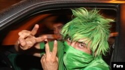 Так агитируют за своего кандидата молодые сторонники экс-премьера Мирхоссейна Мусави