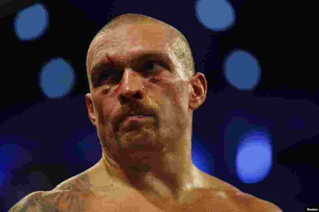 Усик после боя в тяжёлом весе с британским боксёром Энтони Джошуа, сентябрь 2021 года.В 2019 году Усик начал выступать в тяжёлом весе — категории, значительно превышающей его природный вес. Он быстро завоевал сердца международных болельщиков. Он раздавал разные интервью, вдохновляющие и игривые. Когда репортер спросил его, что отличает его от других бойцов, он показал свой рот и ответил: «У меня щербинка между зубами»