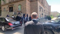 ԵՊՀ գլխավոր մասնաշենքի դռները մոտ չորս ժամ փակ էին լրագրողների առջև. հյուրը Հայաստանի վարչապետն էր