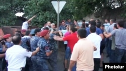 Արխիվ -- Բախում ոստիկանների և սարիթաղցի երիտասարդների միջև, 19-ը հուլիսի, 2017թ․