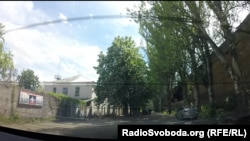 На вході до військкомату прапори Росії та угруповання «ДНР»