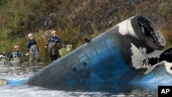 Xilasedicilər təyyarədənin qalıqları arasında sağ qalanları axtarır