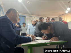 Трудовых мигрантов пускают в зал суда по 10 человек. Остальные ждут на улице. Сарыагаш, 4 ноября 2024 года.