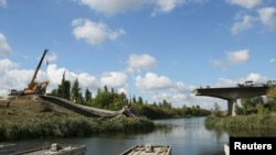 Міст поблизу Слов'янська, підірваний сепаратистами у 2014 році, вересень 2016 року