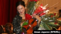 Райхан Айзенхут Бишкектеги концерт учурунда. 31-июль, 2012.