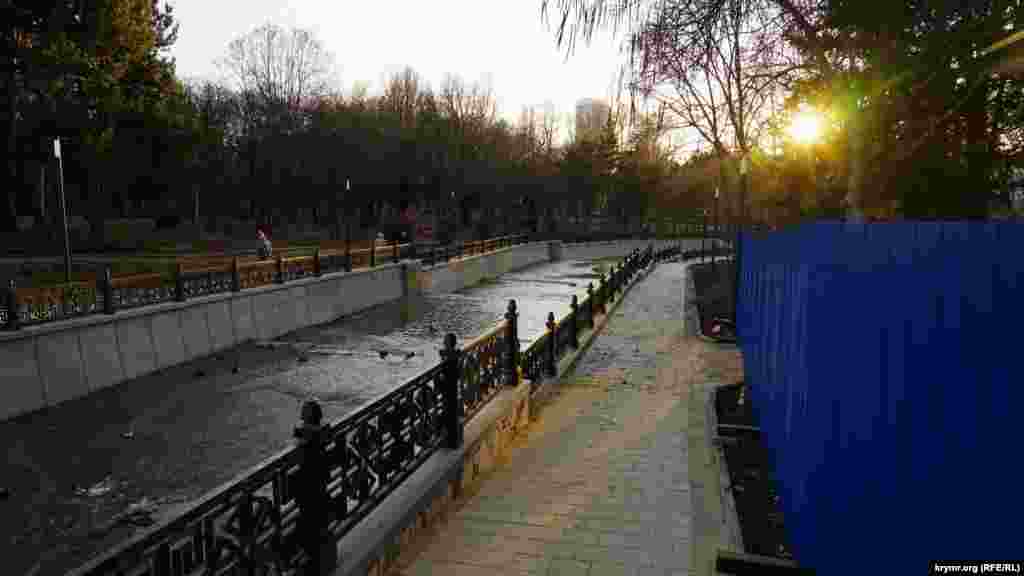 У Сімферополі в променях призахідного сонця завершують реконструкцію набережної Салгира. Перед початком реконструкції генпідрядник, фірма &laquo;Агард&raquo;, обіцяв завершити всі роботи до початку осені. Реконструкція почалася наприкінці травня, її терміни зсувалися двічі