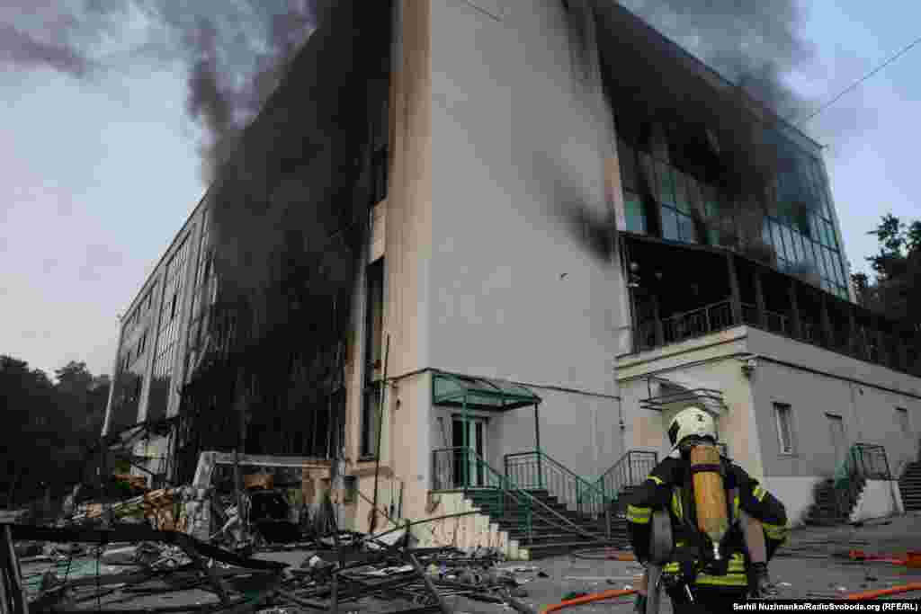 «Протягом ночі ворог безперестанку тероризував Київ ударними дронами. Бив по цивільній інфраструктурі, по мирних мешканцях міста… Пошкодження зазнали сім районів столиці. Є часткові руйнування і займання в багатоповерхівках і приватних будинках. Палали автівки і складські приміщення», – зазначив голова військової міської адміністрації Тимур Ткаченко