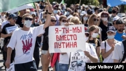 Protesters hold up a poster reading "I am, you are, we are instead of Putin" during a protest in support of Sergei Furgal in Khabarovsk in August 2020.