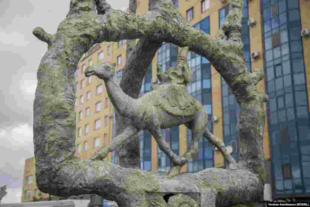 Элемент памятника в сквере&nbsp;&laquo;Коркыт-Кобыз&raquo;&nbsp;- Коркыт верхом на верблюде с кобызом в руках. По легенде, именно он создал этот музыкальный инструмент.
