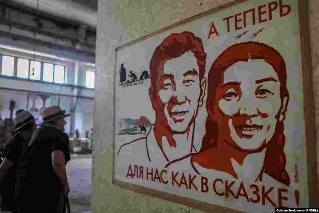 Константин Шкурпела өзгөчө экспонаттарын Советтер Союзунун учурунда эле жасап баштаган. Ал советтик идеологияга каршы көз караштагы картиналарды жараткан.&nbsp;