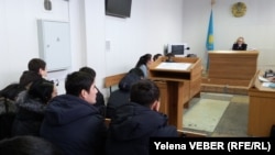 Судебное заседание по делу бывших полицейских, которые обвиняются в мошенничестве.  Темиртау, 19 ноября 2015 года.