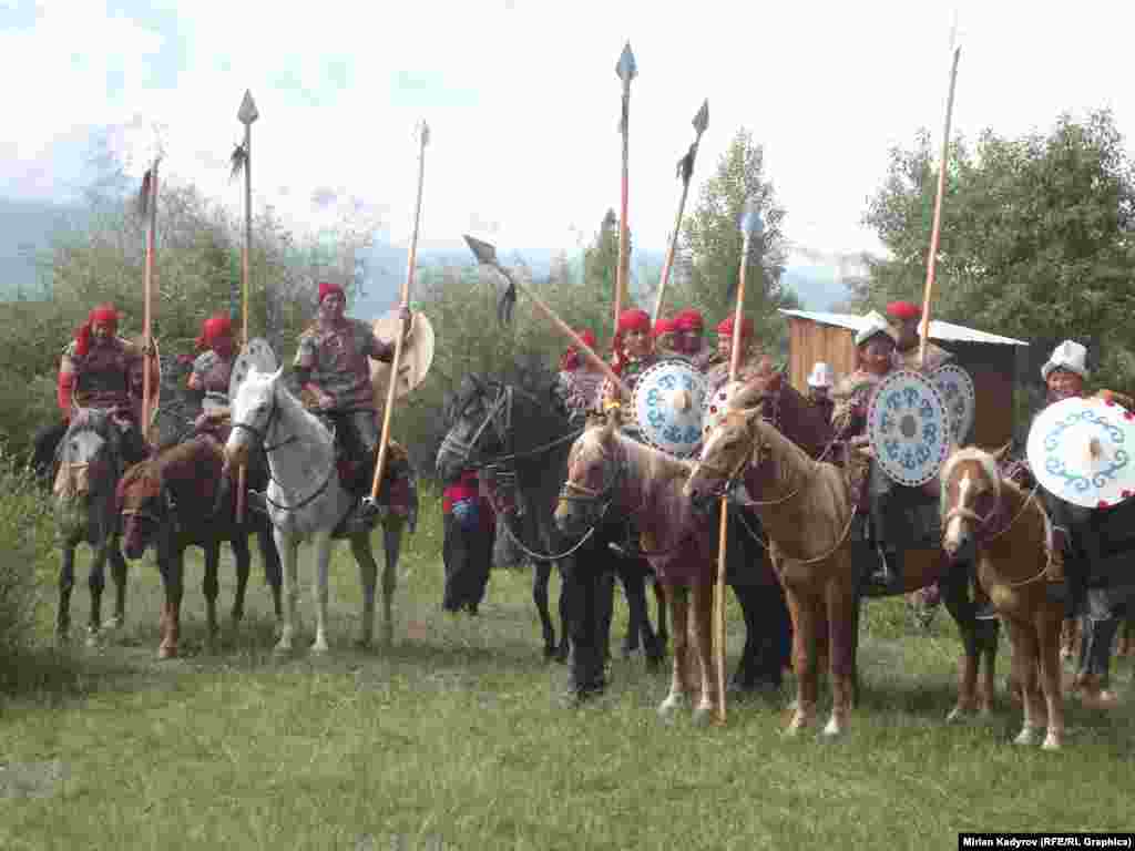 Фестивалдын ачылышында &quot;Манас&quot; эпосунан сахналаштырылган кыска сценка коюлду.