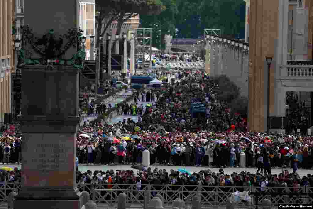 Як повідомила пресслужба Ватикану: від 11:00 середи до 8:30 четверга повз труну з тілом понтифіка прийшли майже 49 тисяч людей