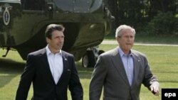 Президент Джордж Буш, вместе с датским премьером Фогом Расмусеном, отвечает на вопросы журналистов