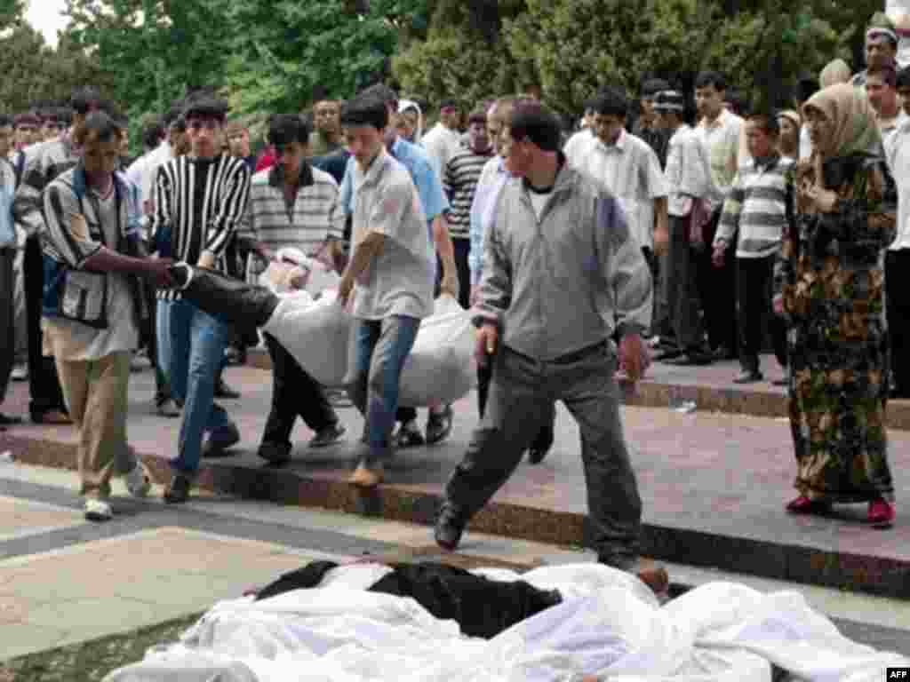 Тургундар кагылышууда набыт кеткендердин сөөктөрүн ташууда&nbsp;