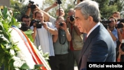 Президент Армении Серж Саргсян посетил воинский пантеон «Ераблур», где возложил венки к памятнику без вести пропавшего солдата. Ереван, 21 сентября 2010 г. 