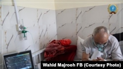 آرشیف- یک بیمار مبتلا به ویروس کرونا در شفاخانه افغان‌جاپان در کابل