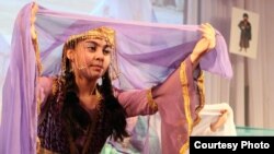 На спектакле в школе 2042. Фото http://school2042.ru/gallery/