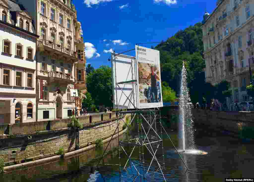 Афиши фестиваля каждый год устанавливают прямо в речке Тепле