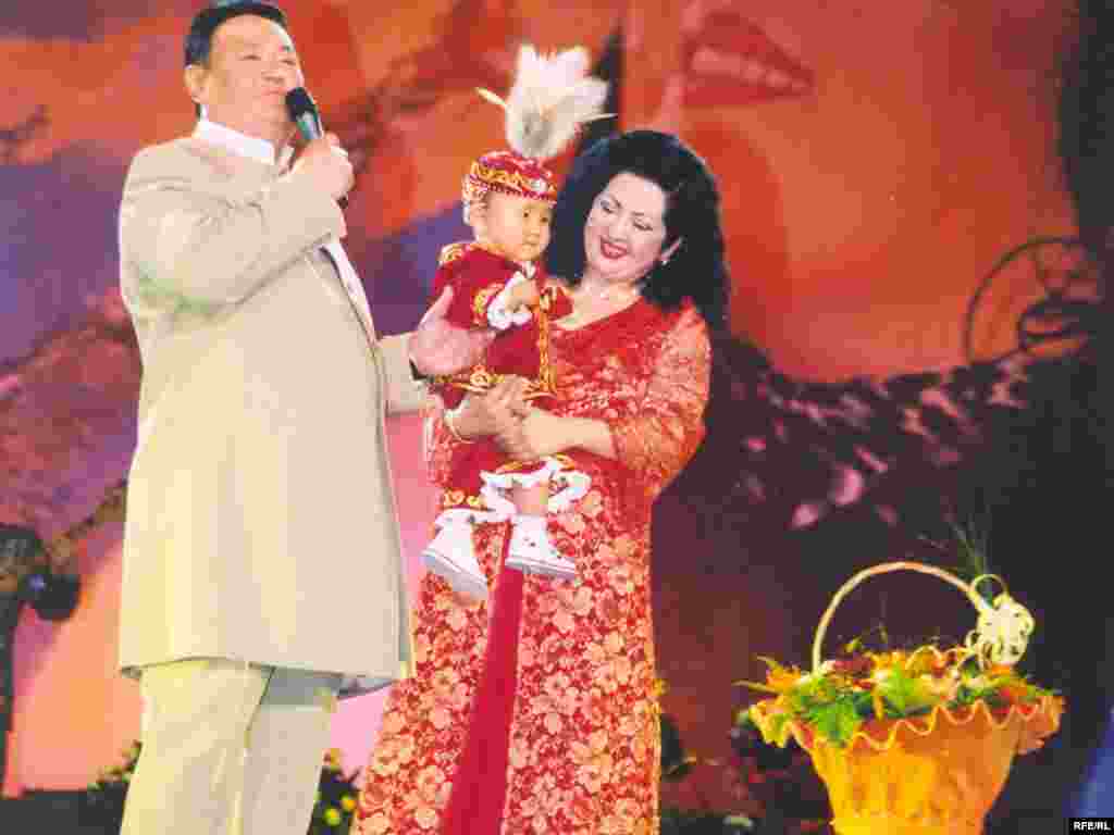 Заманбек и Макпал с дочерью Мерей на семейном торжестве "Разрезание пут". Алматы, 2003 год.  - Заманбек и Макпал с дочерью Мерей на семейном торжестве "Разрезание пут". Алматы, 2003 год. 