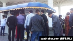 Aşgabadyň walýuta alyş-çalyş nokatlarynda nobata duran ýaşaýjylar.