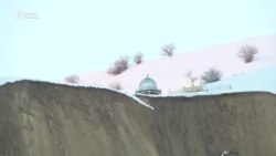 Сузакта эки үйдү жер көчкү басып калды