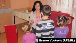 Porodica Zagorčić, pored svoje dvoje dece brine i za petoro dece koja su ostala bez roditeljskog staranja, Šumadija, Knić, 16.maj 2011.