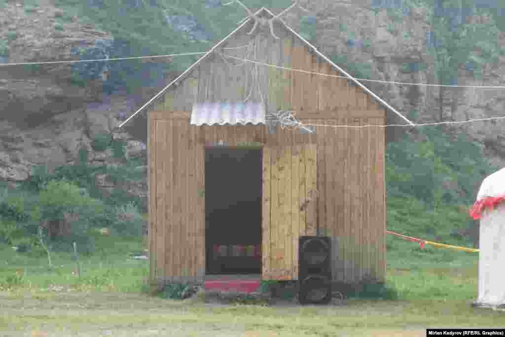 Бугуну көрүү үчүн келген ар бир кишиден 50 сомдон алынат.