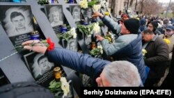 Люди вшановують пам'ять загиблих під час Революції гідності, Київ, 21 листопада 2017 року