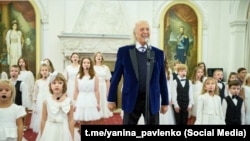 Российский композитор Илья Резник в Ливадийском дворце отмечает российский День народного единства. Крым, 4 ноября 2024 года