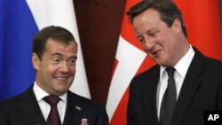 Orsýetiň prezidenti Dmitriý Medwedew (çepde) Britaniýanyň premýer-ministrli Deýwid Kameron bilen duşuşýar, Moskwa, 12-nji sentýabr.