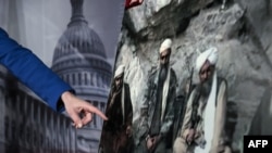 Сенатор Келли Эйотт указывает на фото Сулеймана Абу Гейта (слева) во время пресс-конференции на Капитолийском холме, Вашингтон, 7 марта 2013