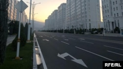 Пустынный проспект в Ашгабате. 31 марта 2020 года.
