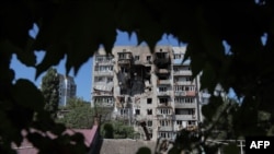 Поврежденный российским ударом многоэтажный дом в Одессе