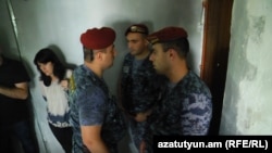 Ժիրայր Սեֆիլյանի բնակարանի աստիճանավանդակում, 20-ը հունիսի, 2016 թ․ 