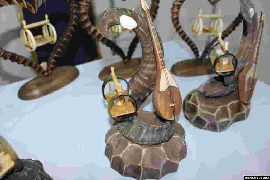 Сувениры из дерева, которые изготовил Гаухарбек Баянбайулы.