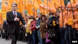 Сторонники приветствуют кандидата Ющенко