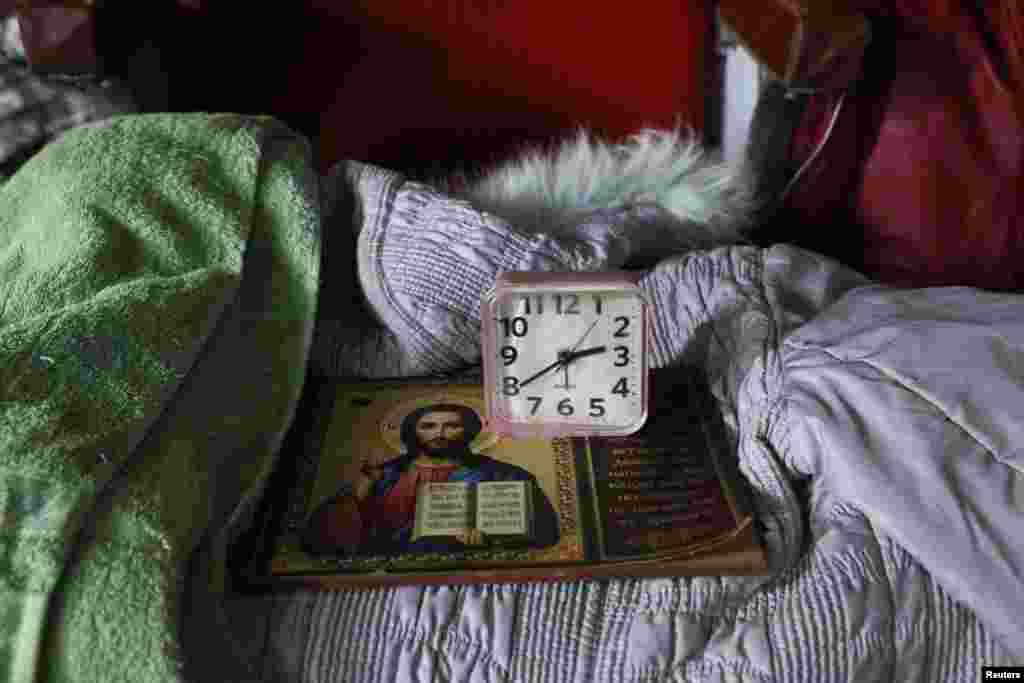 Украинада сугыш барган урыннан эвакуацияләнгән кешеләрнең Павлоград шәһәре шелтерында шәхси әйберләре.